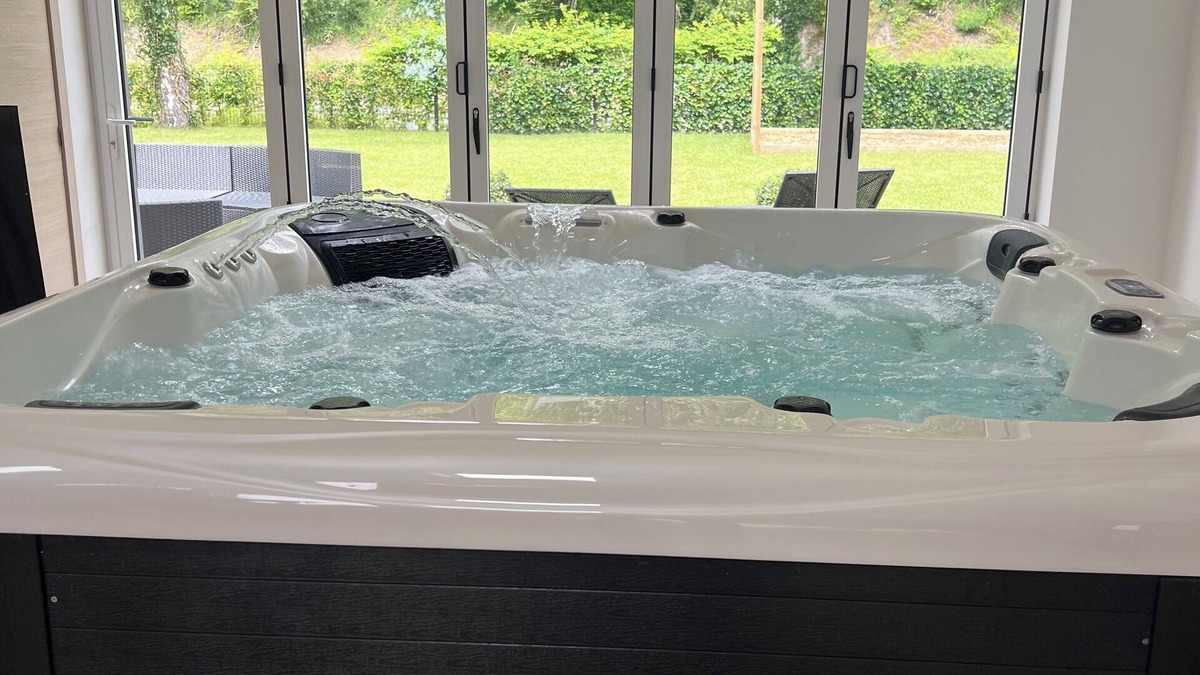 Fraipont House | Riverfront house with jacuzzi and games room
