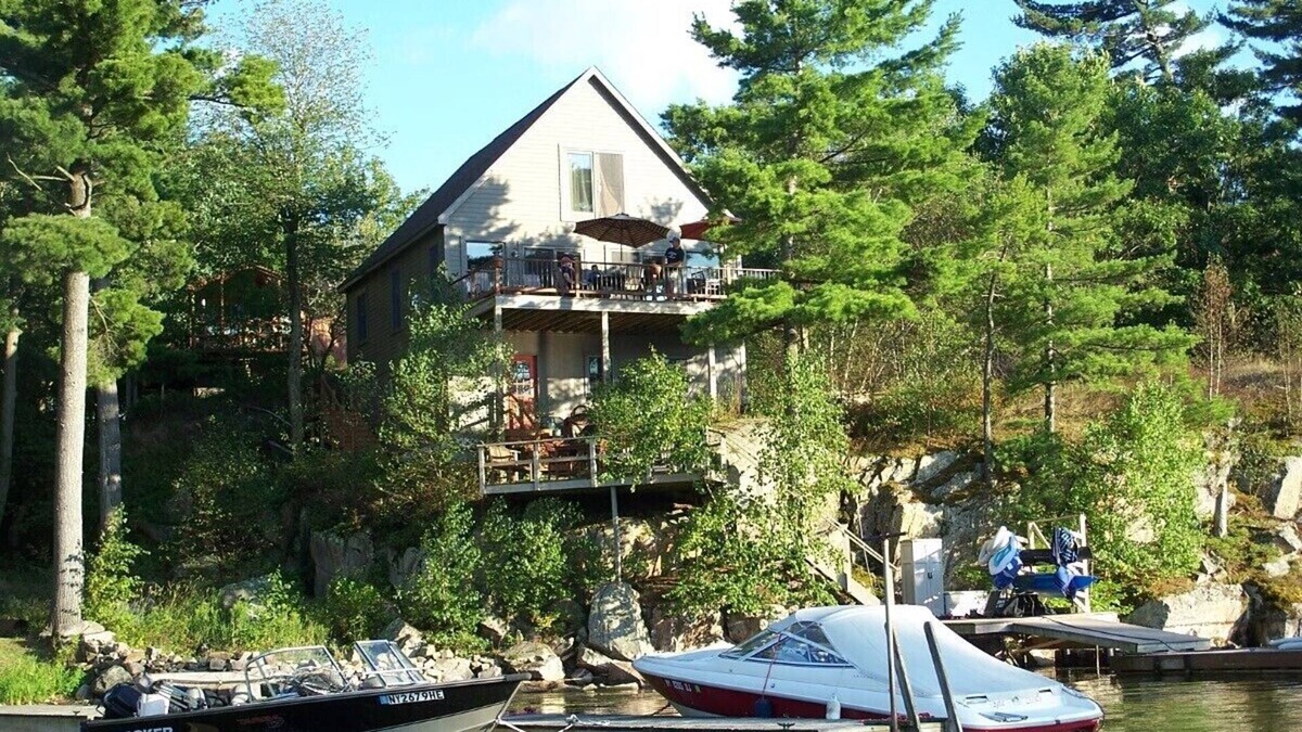 Redwood House | Riverfront Kring Point House
