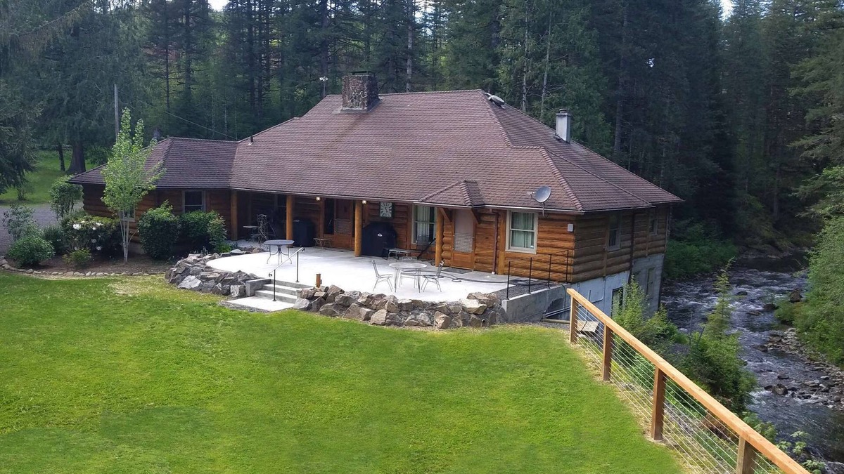 Washougal House | Riverfront Lodge on 200 acres in Southwest Washington