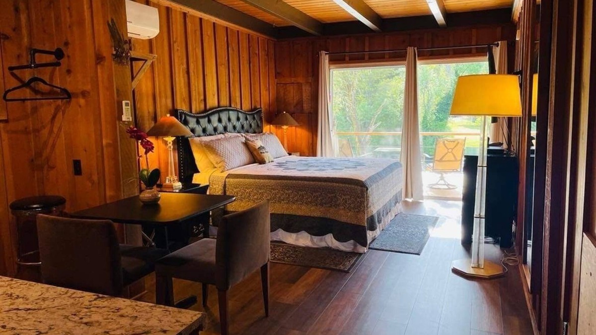 Shady Cove Cabin | Riverfront Lodging River Room 19
