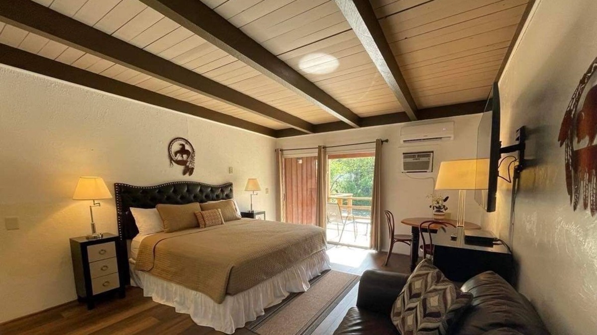 Shady Cove House | Riverfront Lodging River Room 20