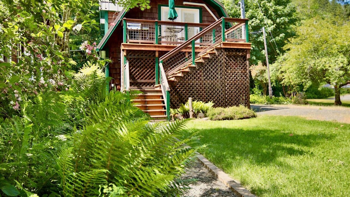 Beaver Apartment | Riverfront Loft Retreat w/BBQ & Fire Pit