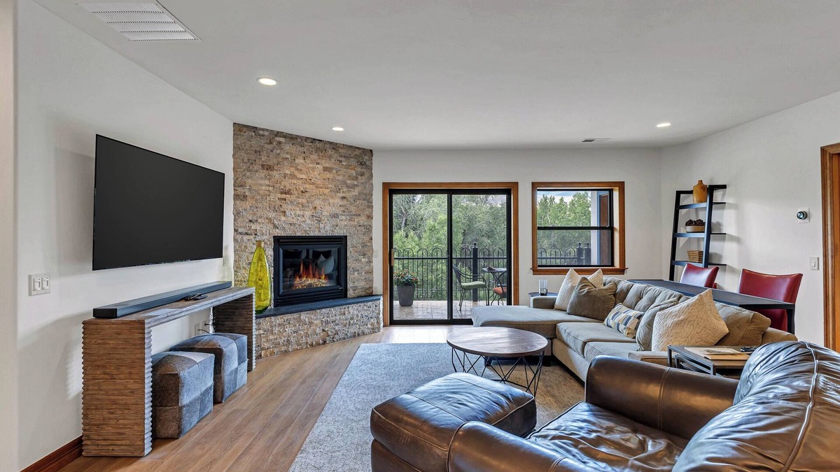 Edwards Condo | Riverfront Luxury within Minutes to Skiing