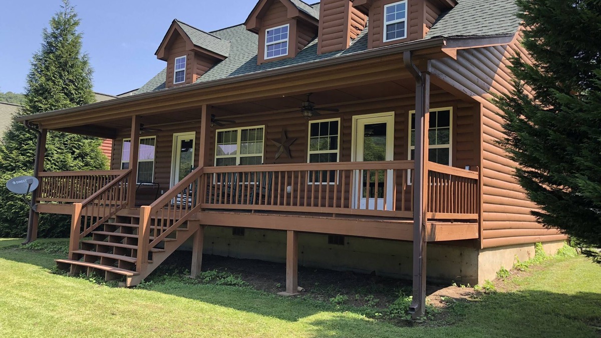 Hiawassee House | Riverfront Mountain Cabin with 2000’ of Trout River Fishing and Mountain Views