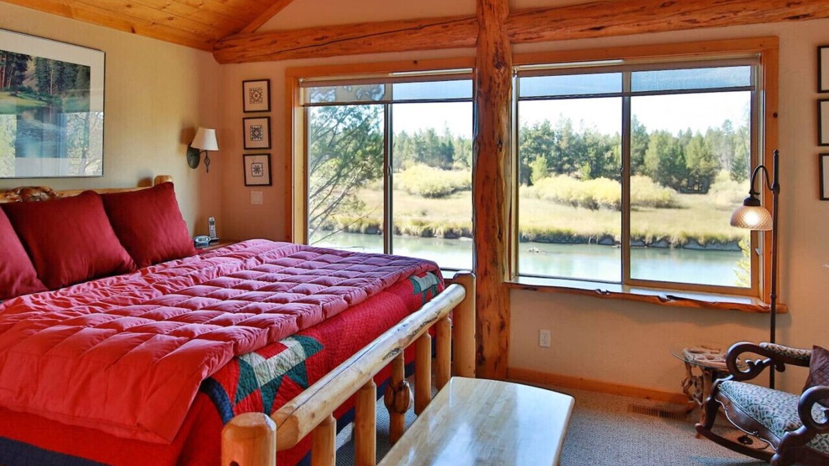 Oregon Water Wonderland House | Riverfront Mountain View I Sleeps 24 I Hot Tub