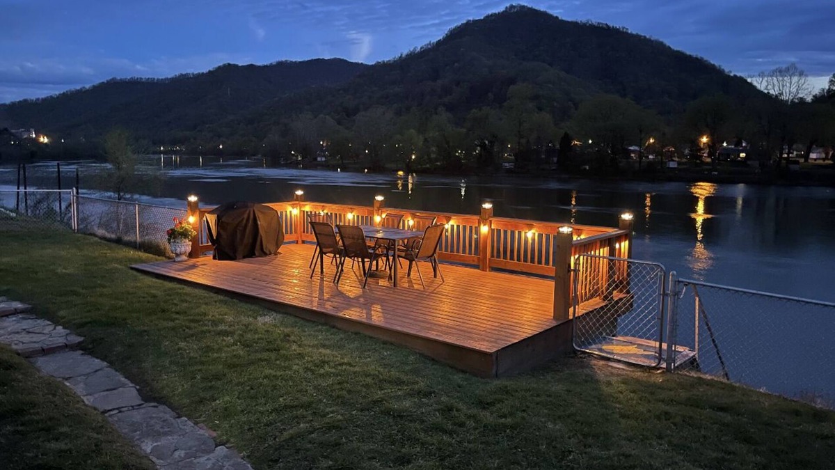 Mount Carbon Cottage | Riverfront-NO CLEANING FEE -3BR-NRG-Deck-Dock-Hike-Firepit-Pets-OK-Boat-Kayak