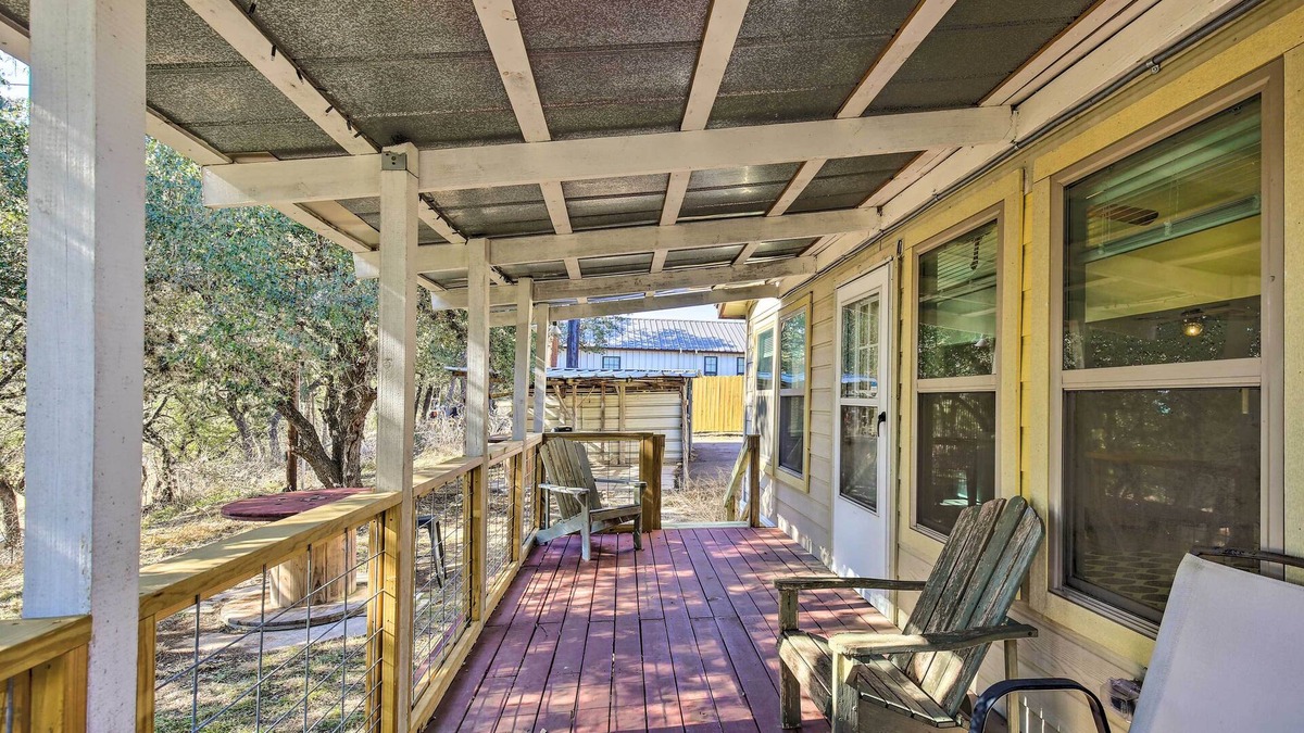 Lakehills House | Riverfront Pipe Creek Home w/Kayaks & Grill!
