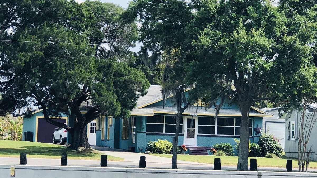 New Port Richey House | Riverfront Plum Crazy Bungalow w/boat dock! 10 min to Gulf, close to beaches!