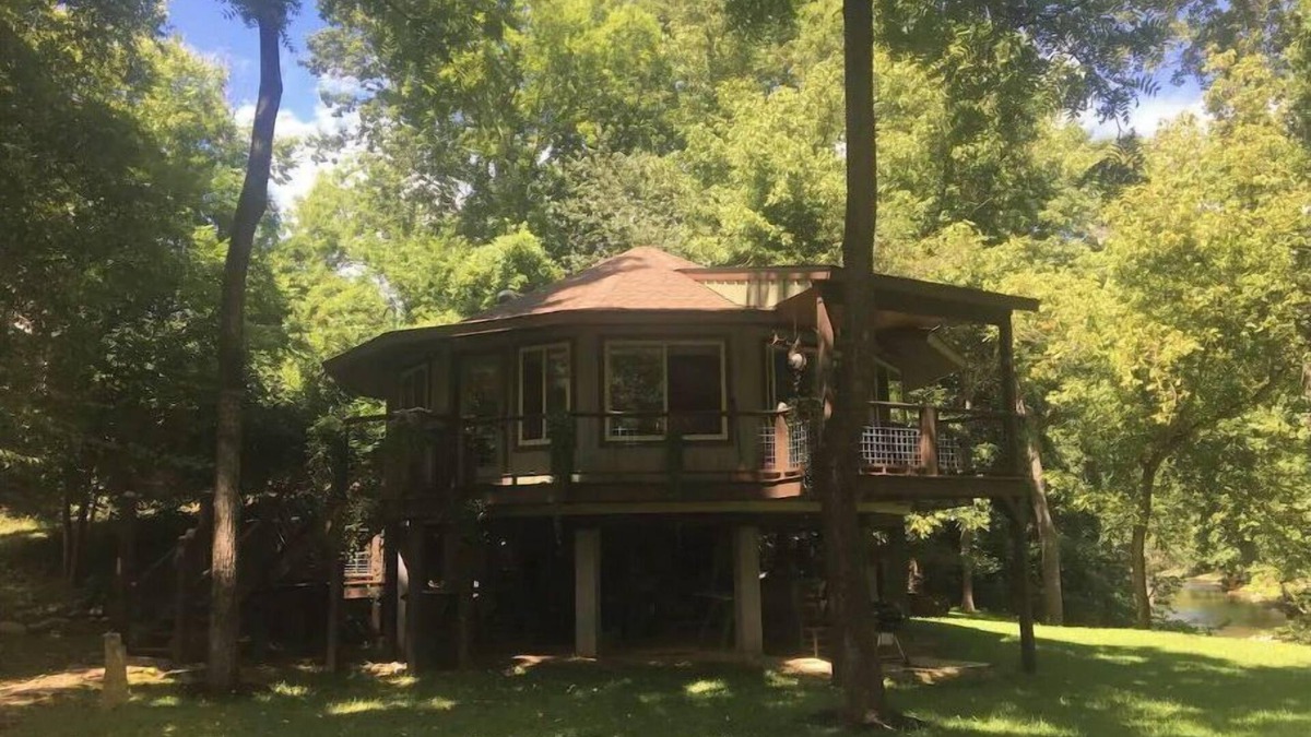 Hot Springs Cabin | Riverfront! Private, short walk to town