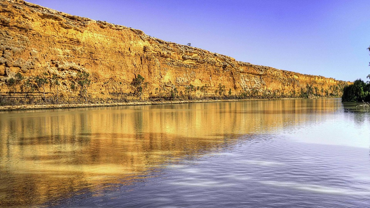 Murraylands House | Riverfront property at Big Bend offering majestic views and location