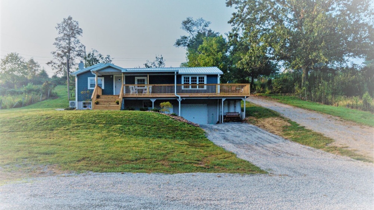 Bluff City House | Riverfront | Pvt Dock | Trout Fishing | Firepit | Hot Tub