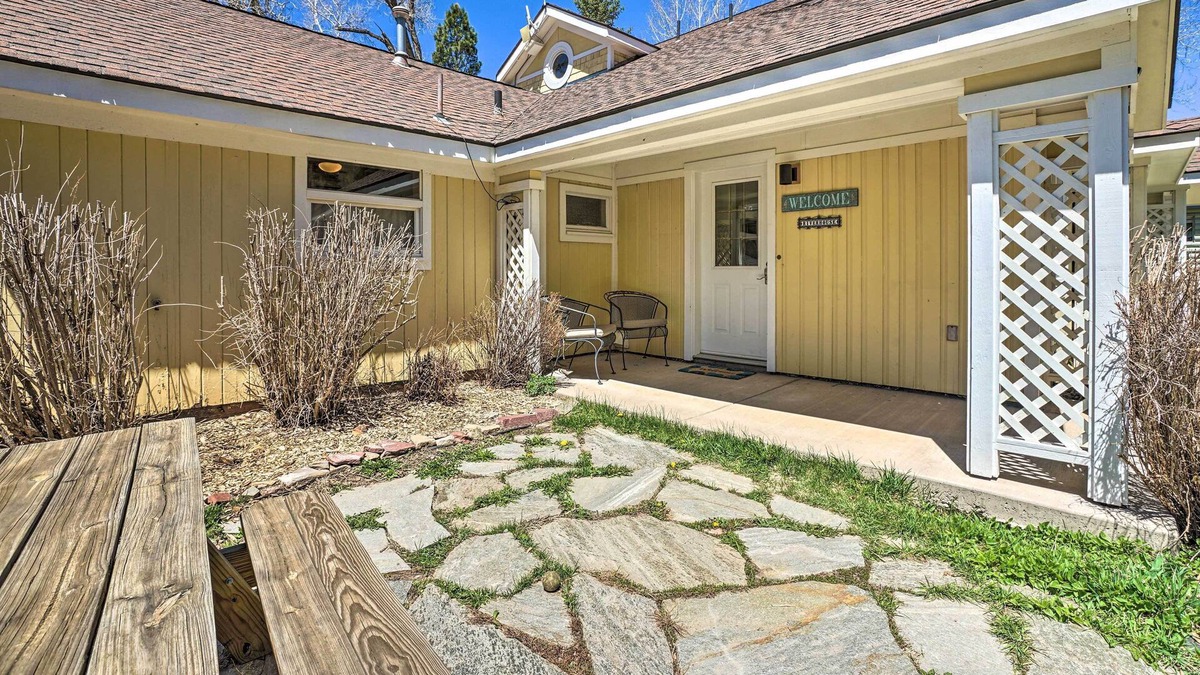 Redstone Apartment | Riverfront Redstone Cabin w/ Private Deck & Grill!