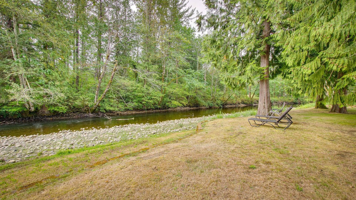 Startup House | Riverfront Rental w/Deck: 4 Mi to Wallace Falls!