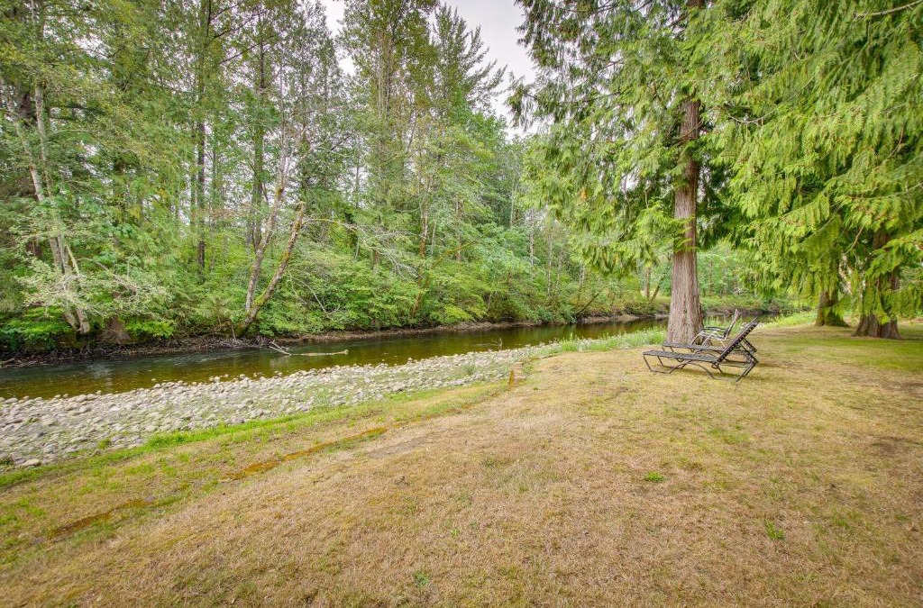 Startup House | Riverfront Rental with Deck 4 Mi to Wallace Falls!