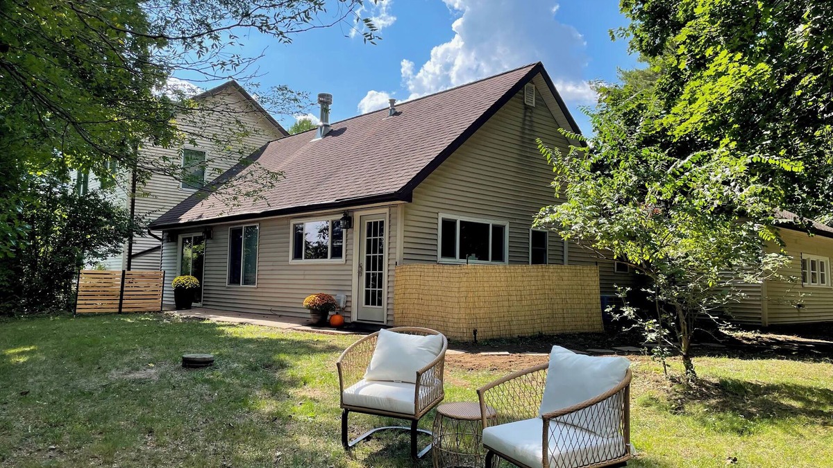 South Bend Cottage | Riverfront Respite - Riverfront, Charm, Quiet, Nature, Near ND