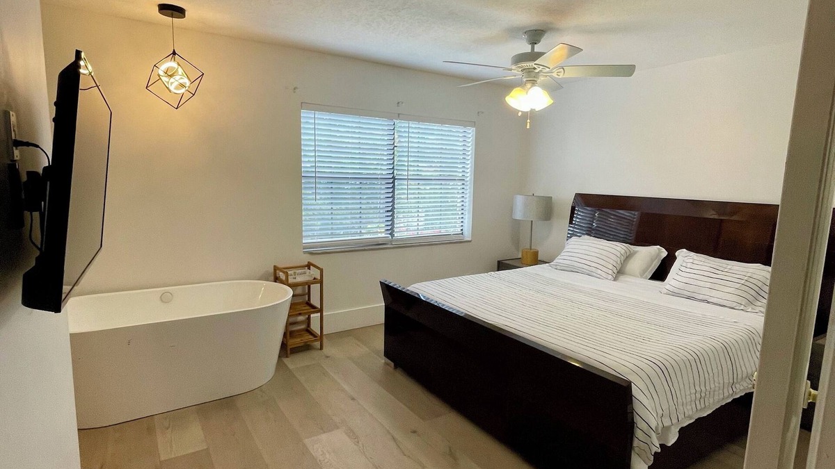 Sailboat Bend Apartment | Riverfront Retreat:2BR+Soak tub