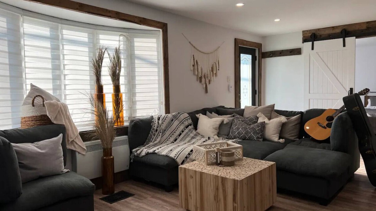 L'Annonciation House | Riverfront Retreat