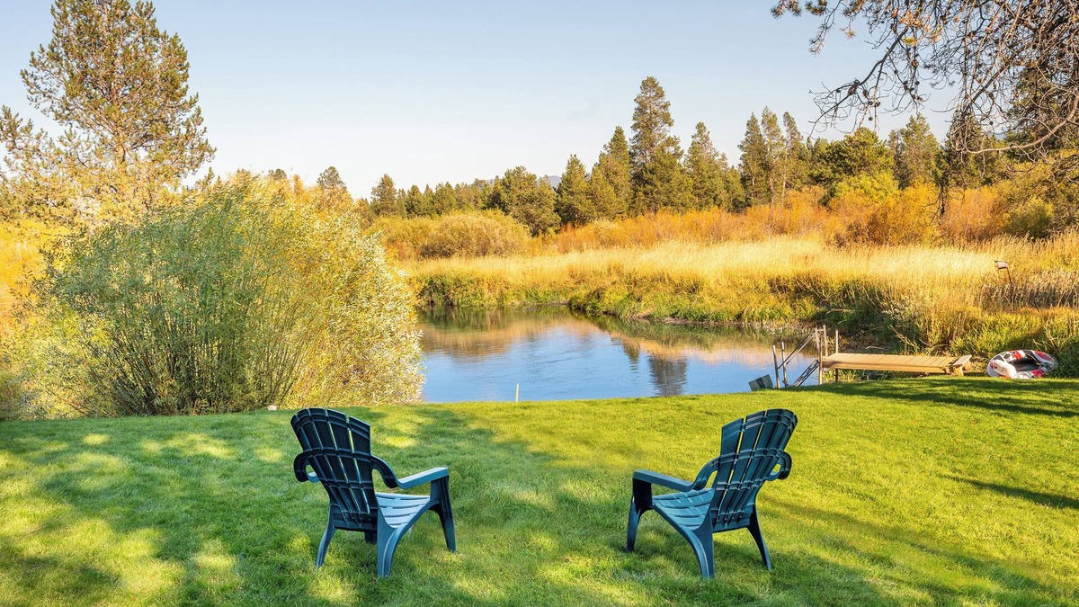 La Pine Cabin | Riverfront Retreat/Hot Tub/Private Dock/Pet Friendly