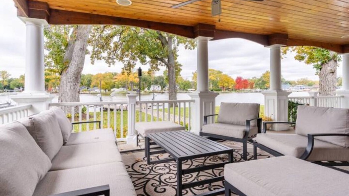 McHenry House | Riverfront Retreat on the Fox River
