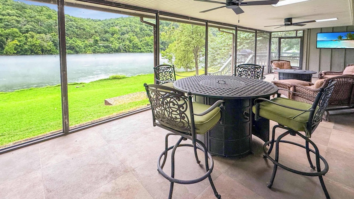 Norfork House | Riverfront Retreat - Right next to the White River