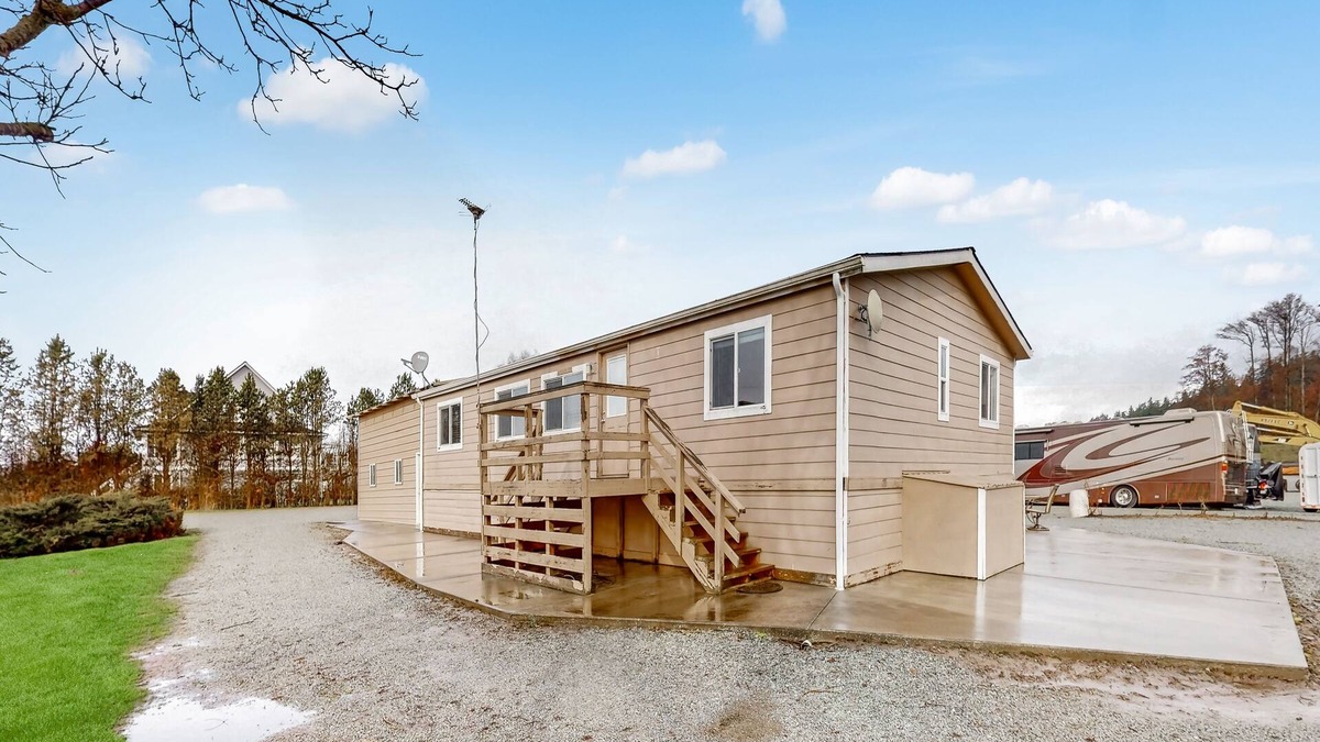 Mount Vernon House | Riverfront retreat with mtn views, beach access, firepit, grill, & full kitchen