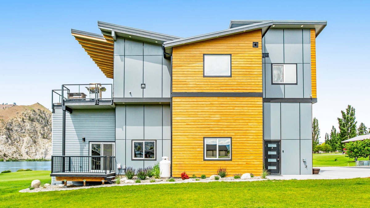 Orondo House | Riverfront retreat with a mountain view, game room, & fast WiFi - dogs welcome