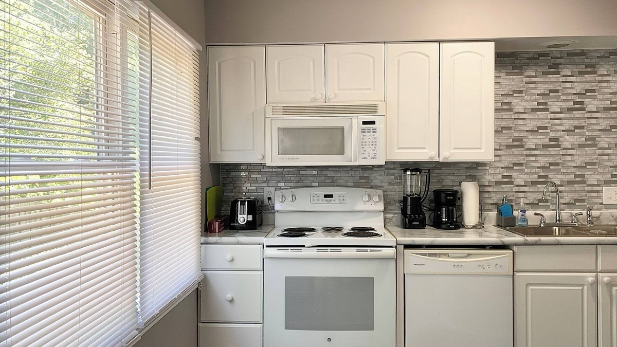 Yorkville Apartment | Riverfront/RW Waterpark/Kayak & Canoe/Fishing/Free WIFI/Comfy beds