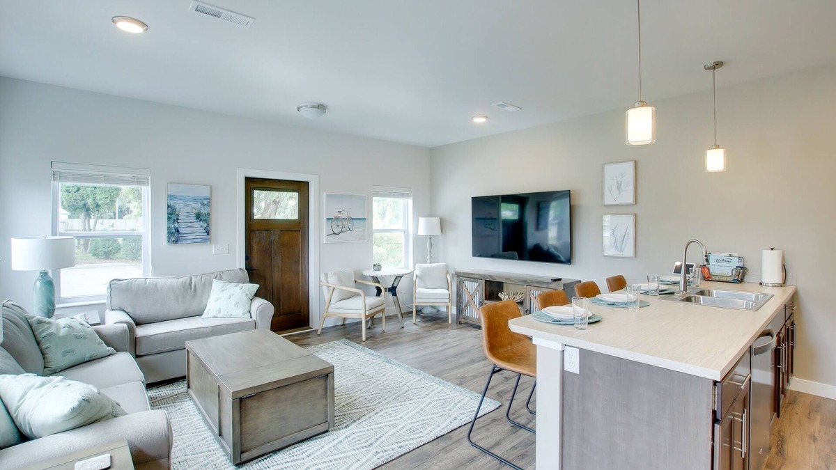 Sheboygan House | Riverfront Sheboygan Townhome w/Grill!