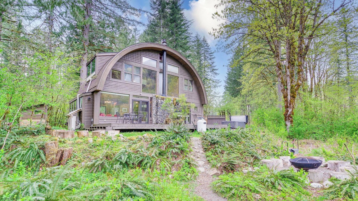 Skykomish Cabin | Riverfront Skykomish Cabin w/Private Hot Tub!