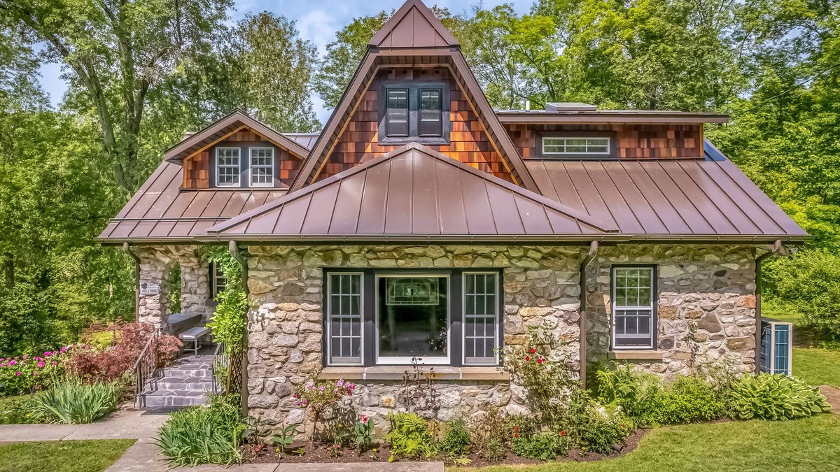 Gardiner House | Riverfront stone cottagenPrivate dock & boatsnPersonal spanprivate resort