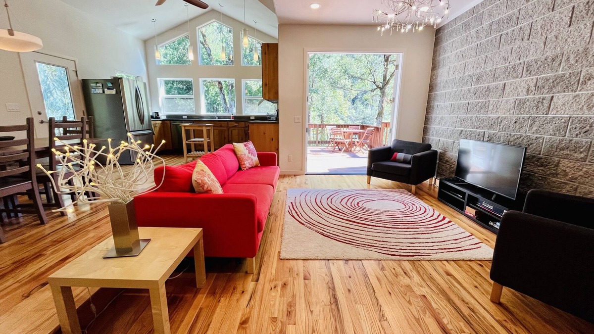 Trail House | Riverfront Stunning Open Concept 3bdrm near outdoor activities