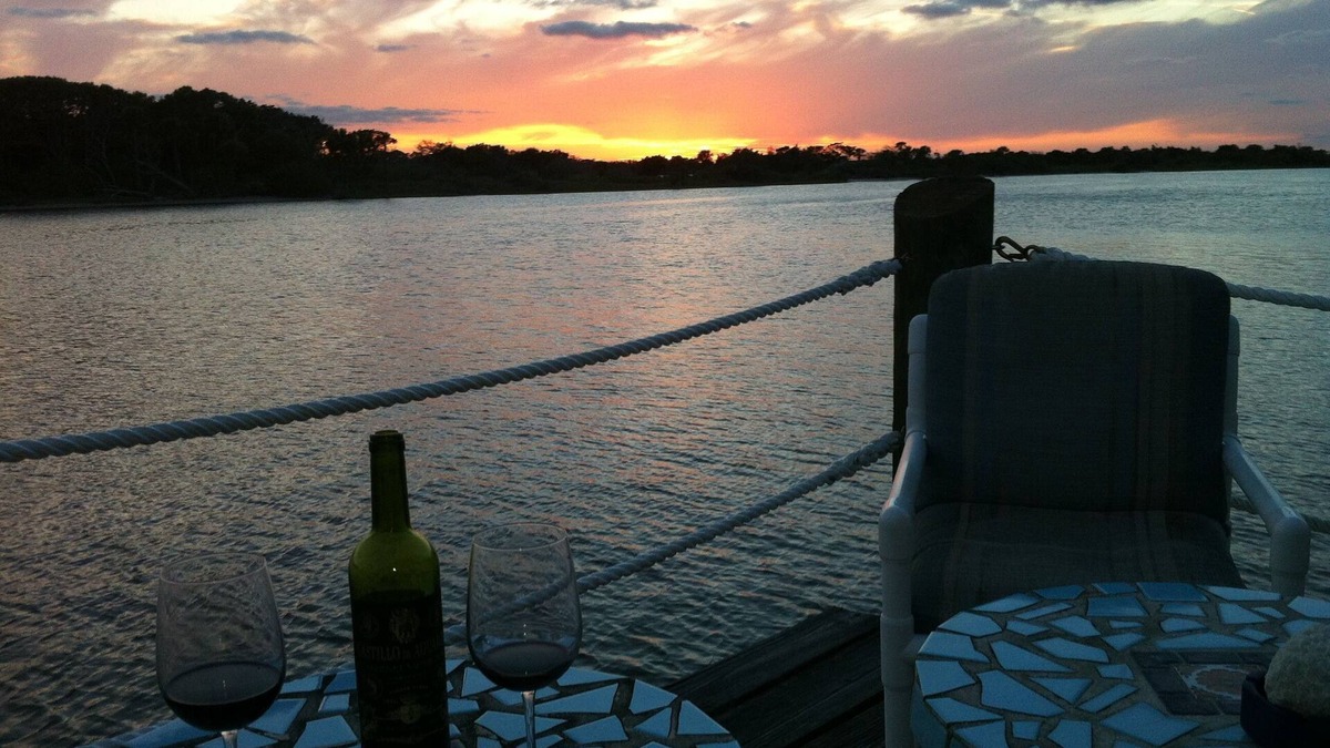 Oakview Heights House | Riverfront with boat dock, sleeps 8, walking distance to beach. 14 NIGHTS FREE !