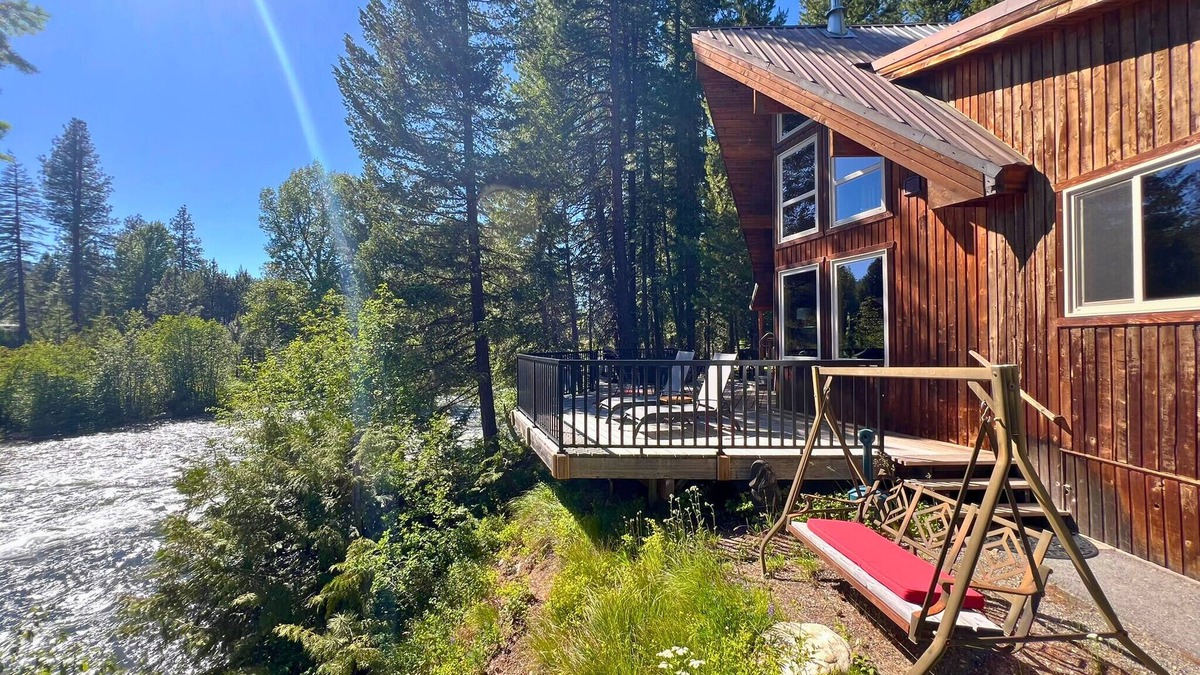 Leavenworth House | Riverfront, with Hot Tub & Deck Overlooking the River! Sandy beach steps away!