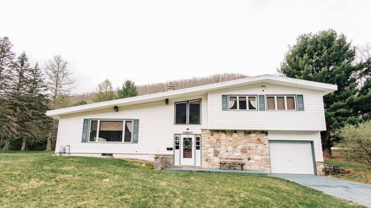 Galeton House | Riverfront with Pool & Grill | Canyon Creek Lodge