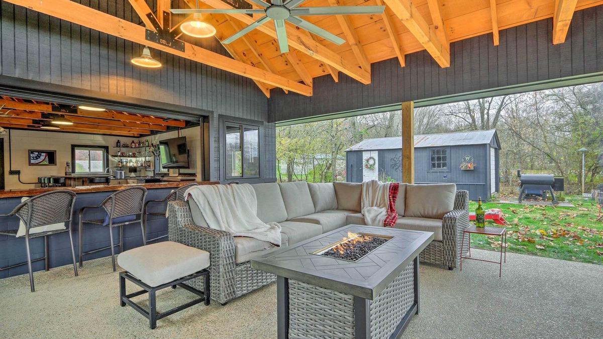 Zanesville House | Riverfront Zanesville Getaway w/Private Bar!