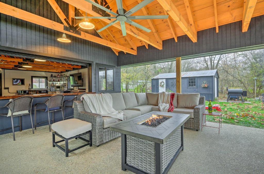 Zanesville House | Riverfront Zanesville Getaway with Private Bar!