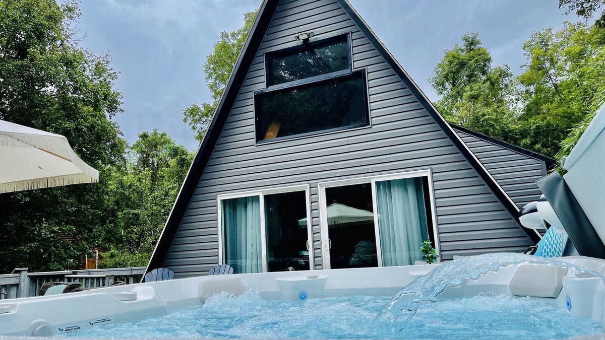 Fishers Hill Cabin | Riverfront🏕A-Frame/HOT TUB/Fire Pit! FAST Wifi