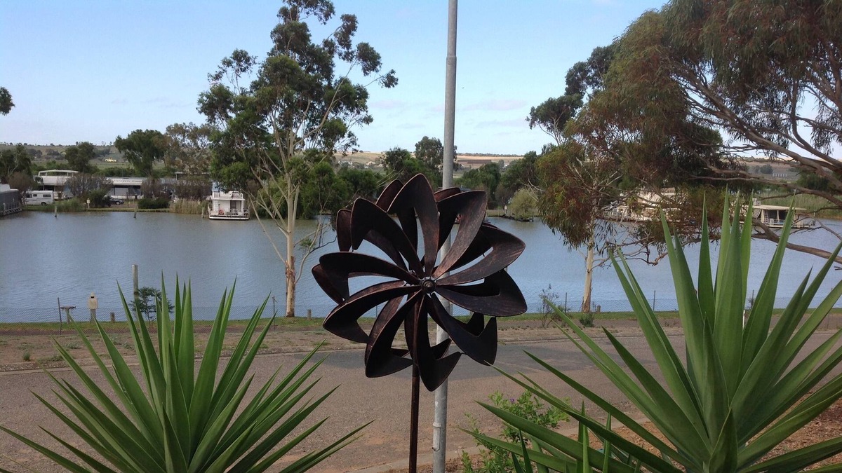 White Sands Bed & Breakfast | Riverglen retreat, marina frontage, river views, near The Bend Motorsport Park,