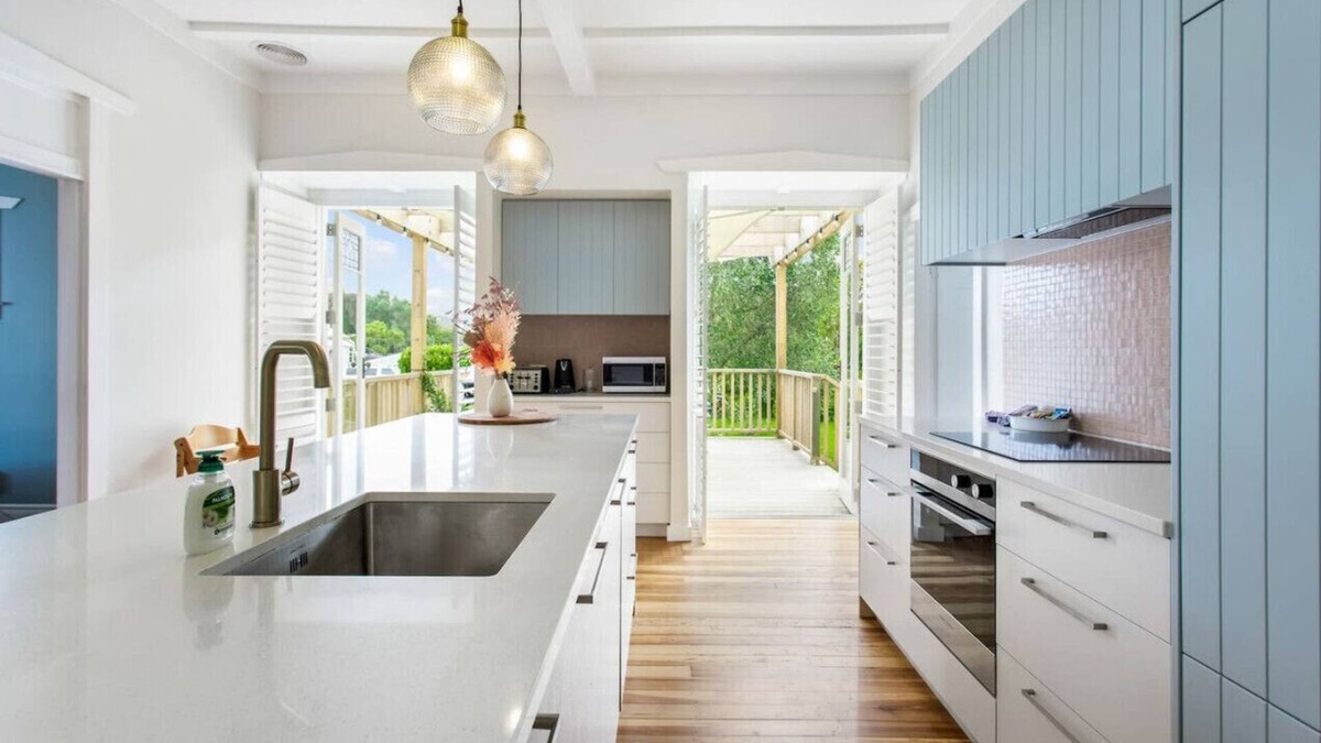 Riverhead House | Riverhead Villa with BBQ and deck