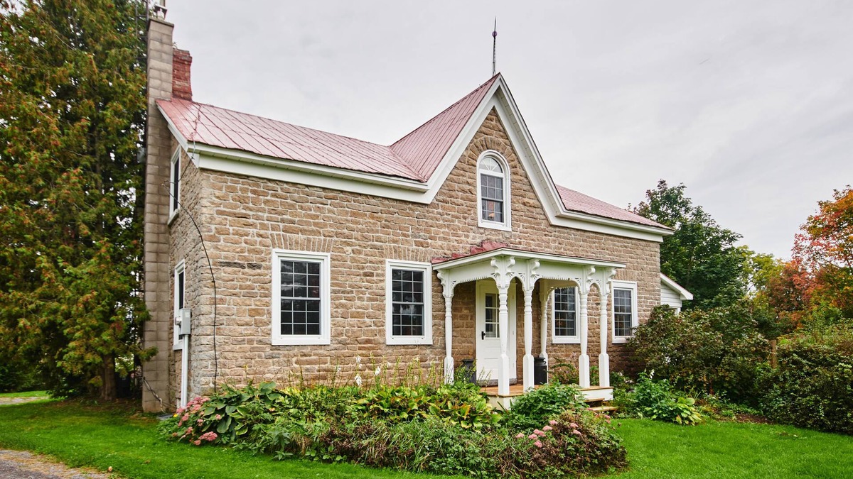 Edwardsburgh/Cardinal House | RIVERLEE 5-BEDROOM 3-ACRE WATERFRONT ESCAPE
