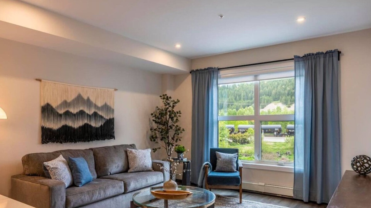 Golden Condo | Rivers Edge | Mtn Views | AC | BBQ | King Bed
