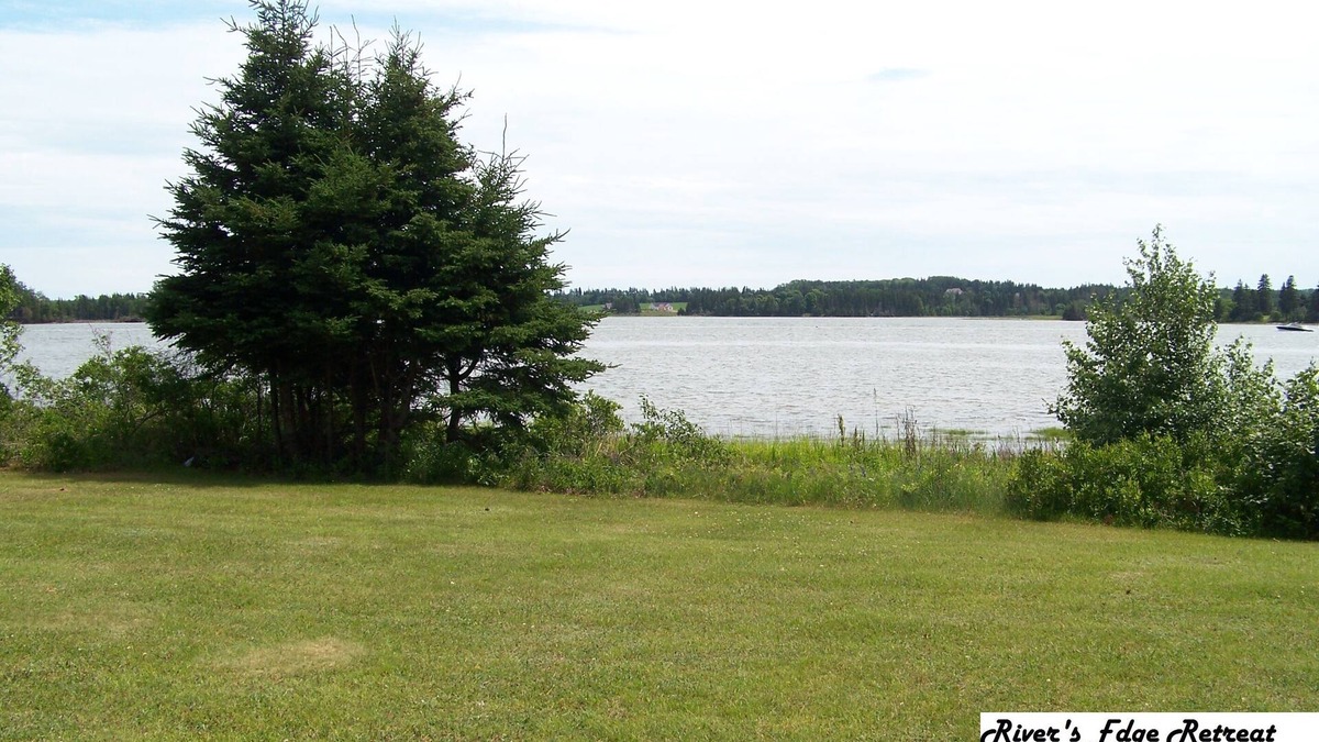 Meadowbank Cottage | River’s Edge Retreat, Memories awaiting you on the shores of the West River