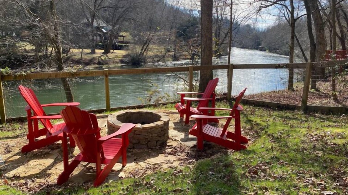 Mineral Bluff House | Rivers Edge - Right on Toccoa River | Hot Tub | Riverside Deck | Fire Pit | Woodburning Fireplace