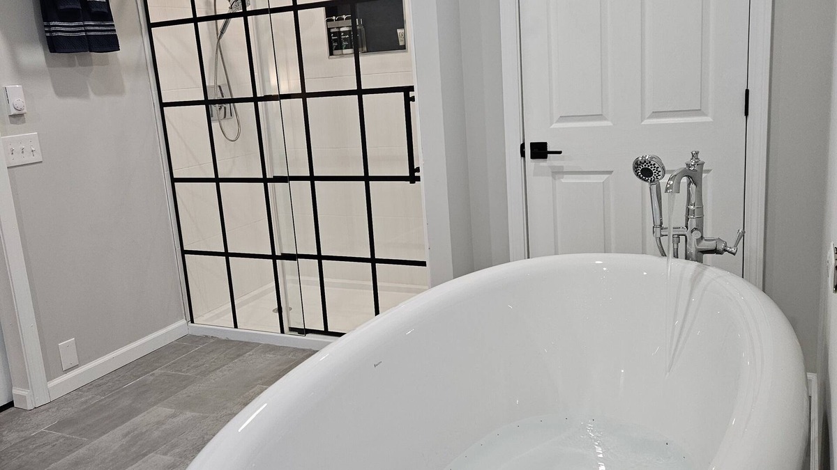 Guilford House | Rivers Edge Unique Newly Renovated River Spa Free-Standing Air Jet Tub retreatn