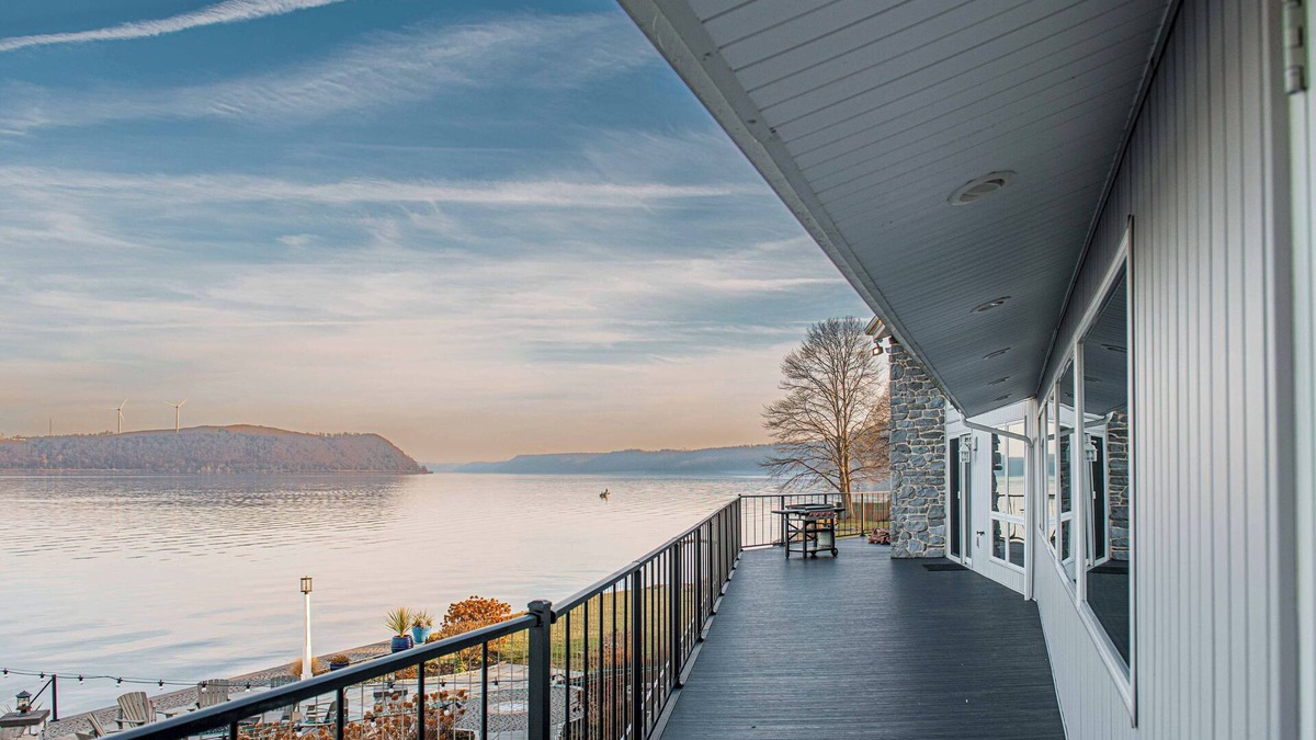 Wrightsville House | Rivers Edge Unique Kids Playroom + Stunning Water Views + Hot Tub