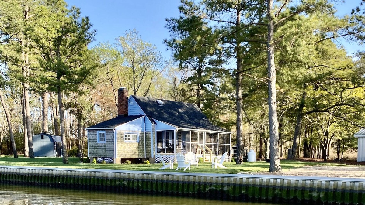Tyaskin Cabin | Rivers Edge Waterfront Cabin, Private Beach