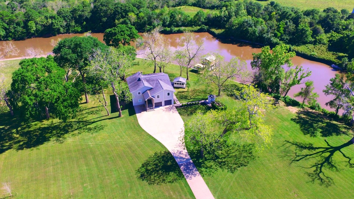 Wild Peach Village House | Riversbend Retreat on the San Bernard River