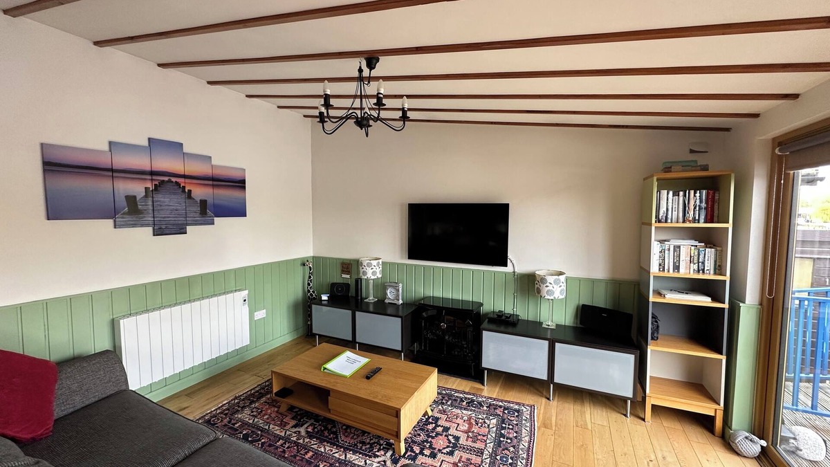 Brundall Cabin | Riverside 2 bedroom lodge. Fishing straight off the decking.