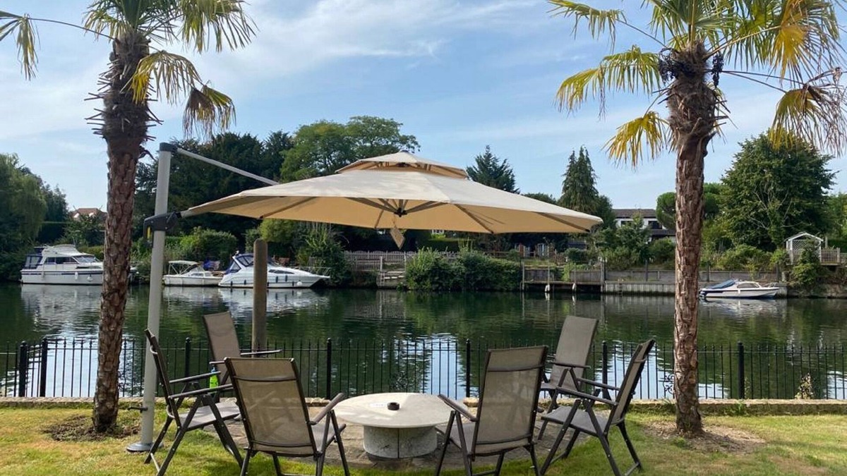 Staines House | Riverside 4 Bedroom House In Wraysbury near Windsor Staines