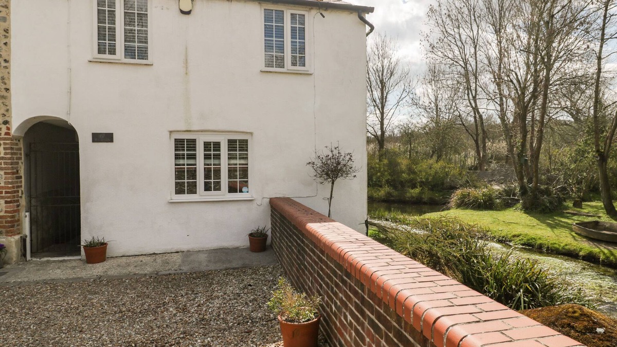 Maiden Newton Cottage | RIVERSIDE 67 DORCHESTER ROAD, pet friendly in Maiden Newton